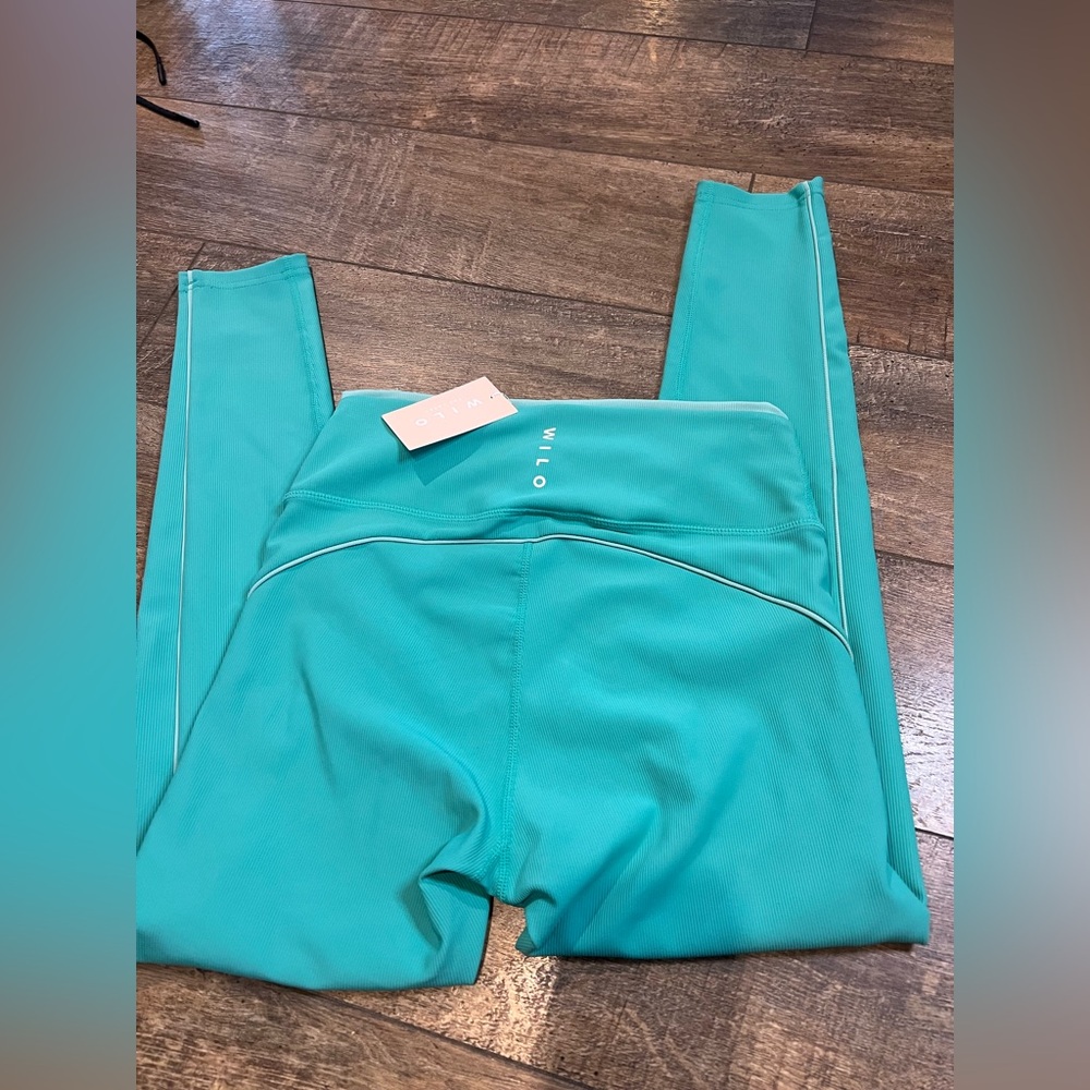 Wilo NWT retail 58$ medium leggings